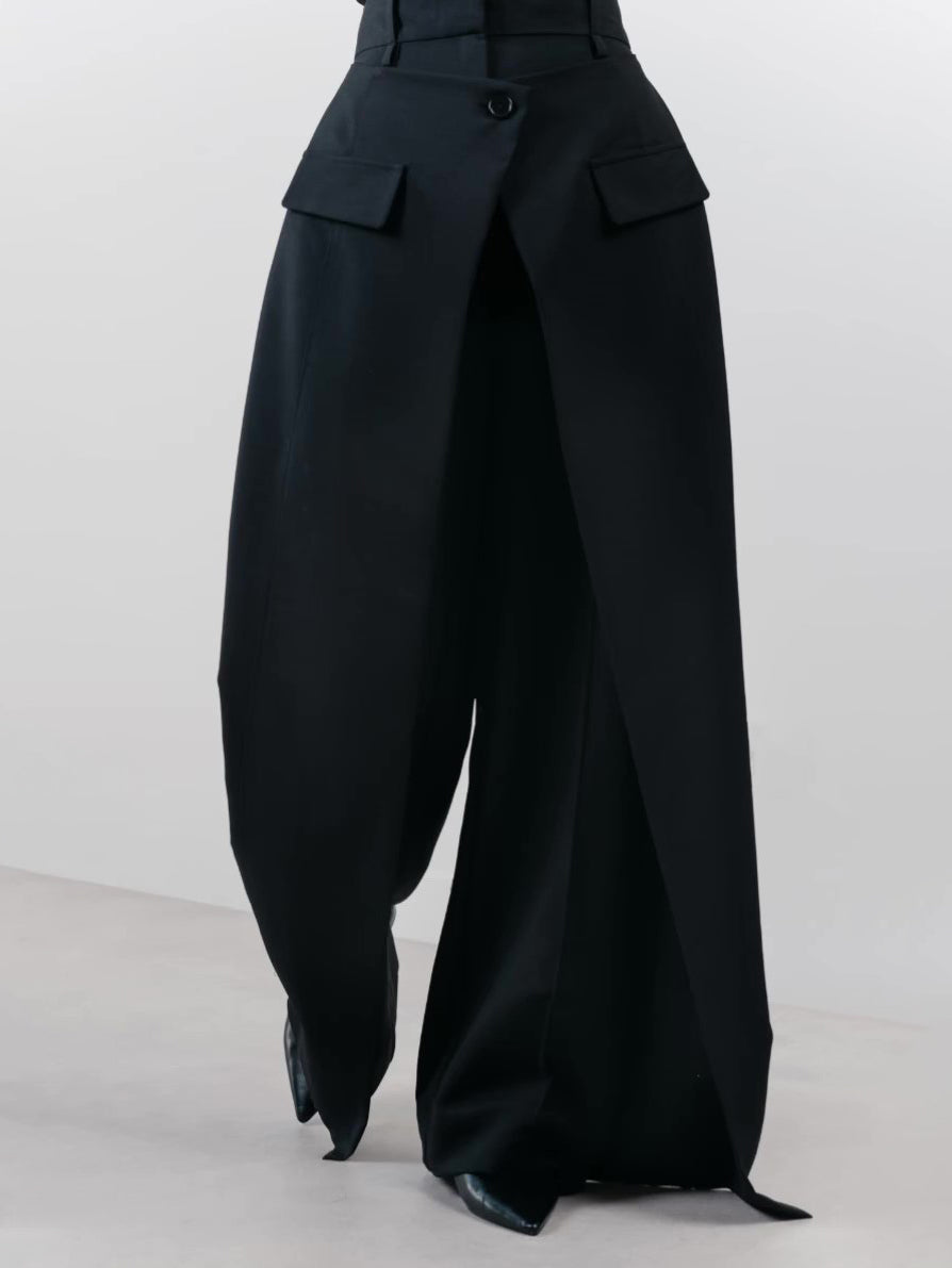 Pantalone con spacco alto