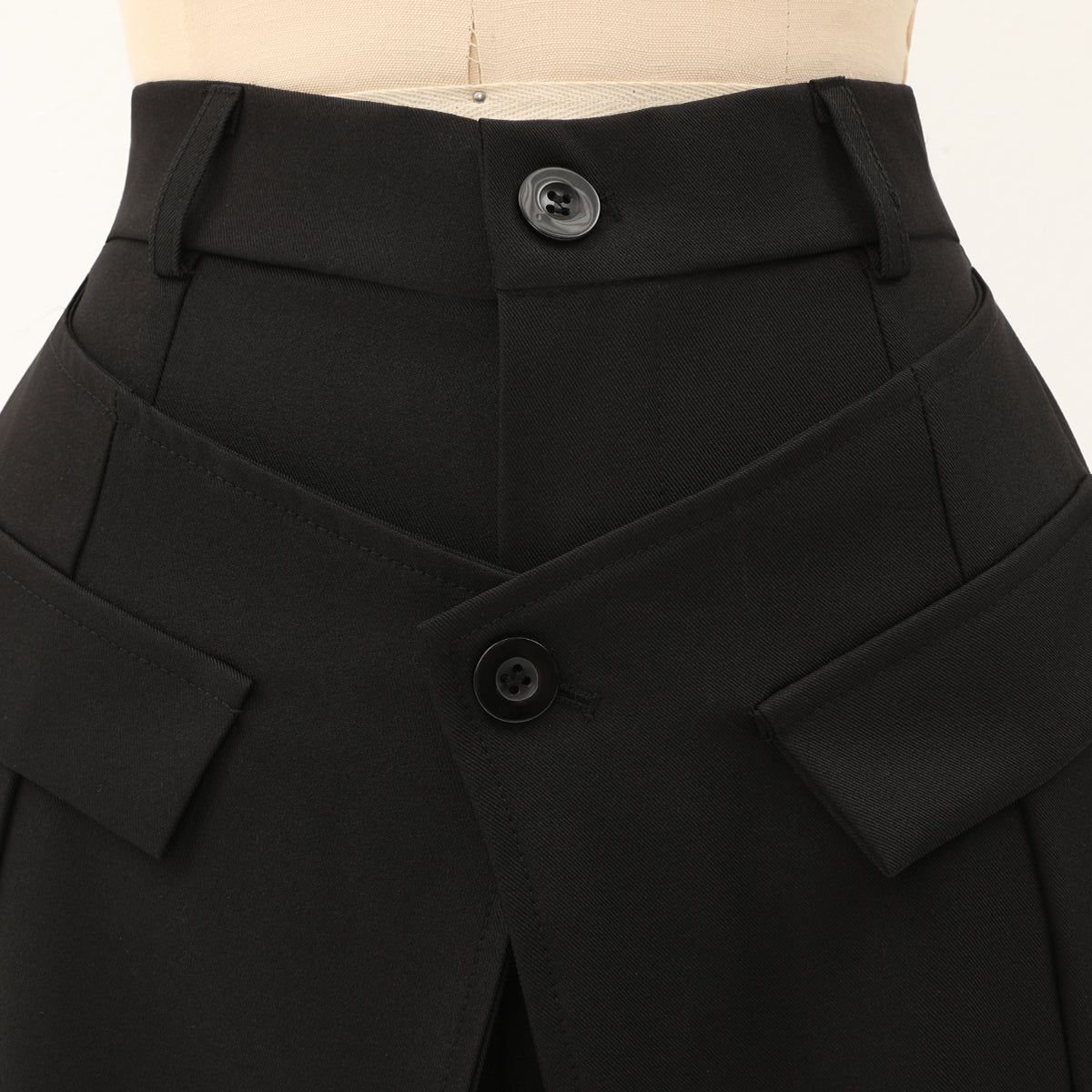 Pantalone con spacco alto