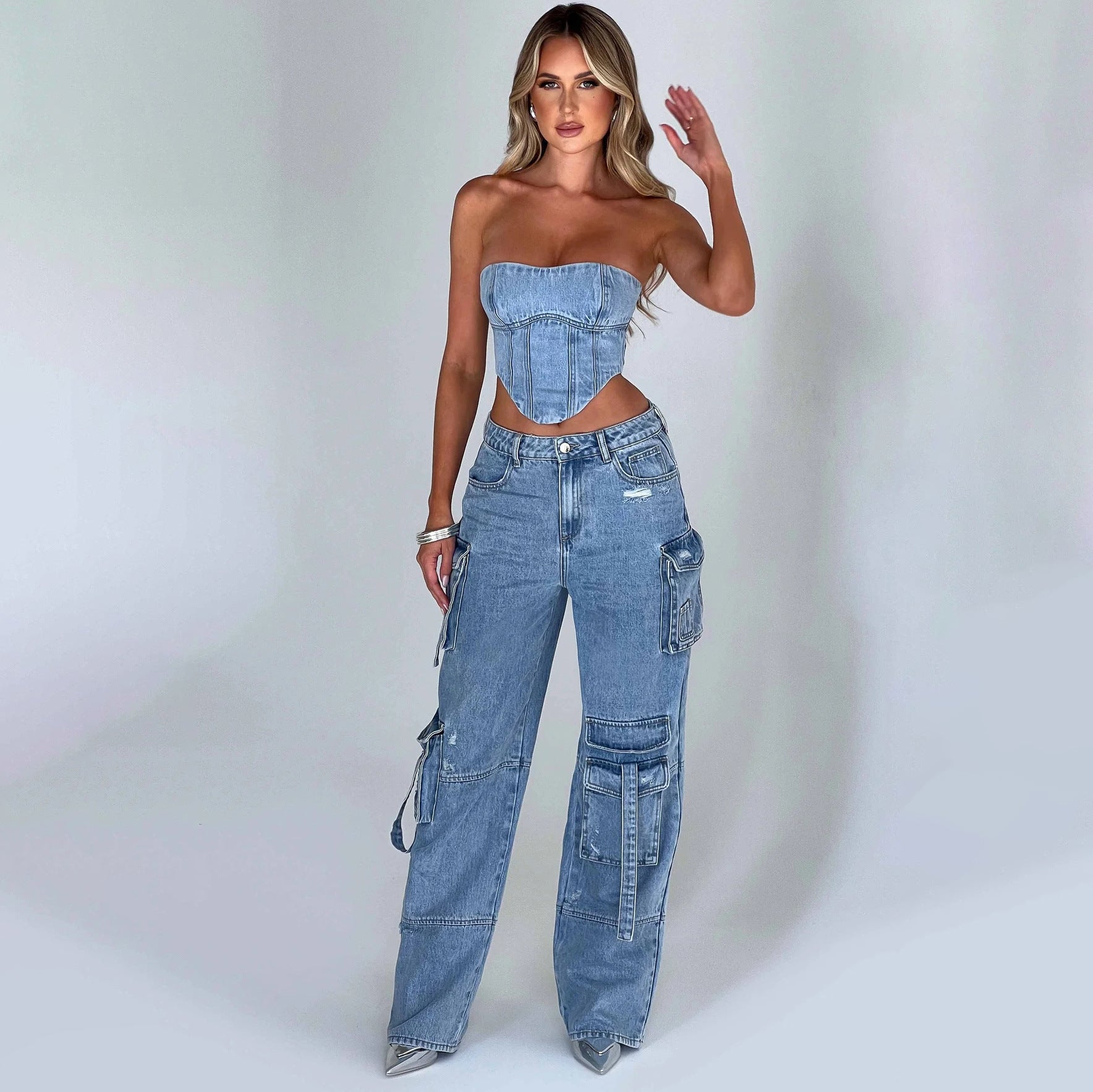 Completo da donna con top e pantaloni jeans