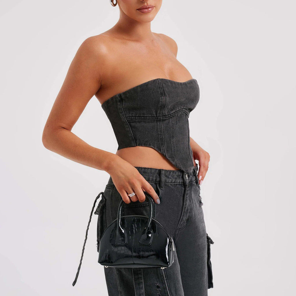 Completo da donna con top e pantaloni jeans