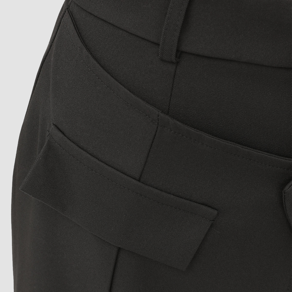Pantalone con spacco alto