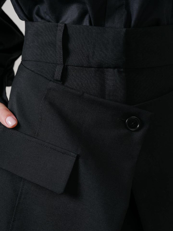 Pantalone con spacco alto